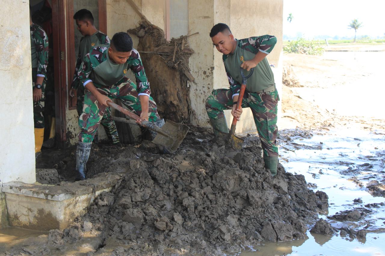 Masih Tertutup Lumpur, Prajurit Yonif TP 857/GG Bersihkan MTsN 2 Pidie Jaya