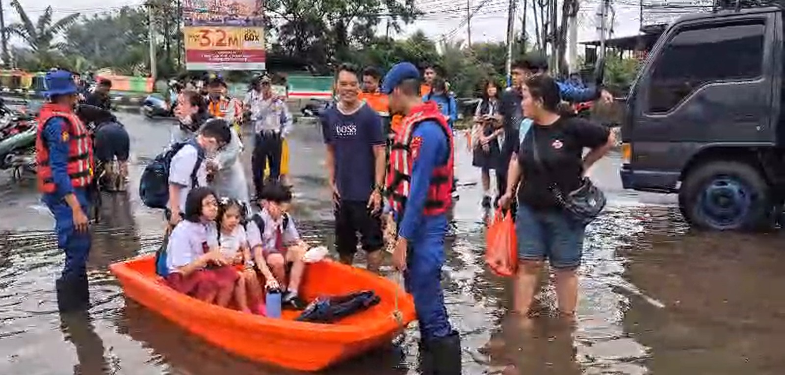 Antisipasi Banjir, Ditpolairud Polda Metro Jaya Patroli SAR di Pluit