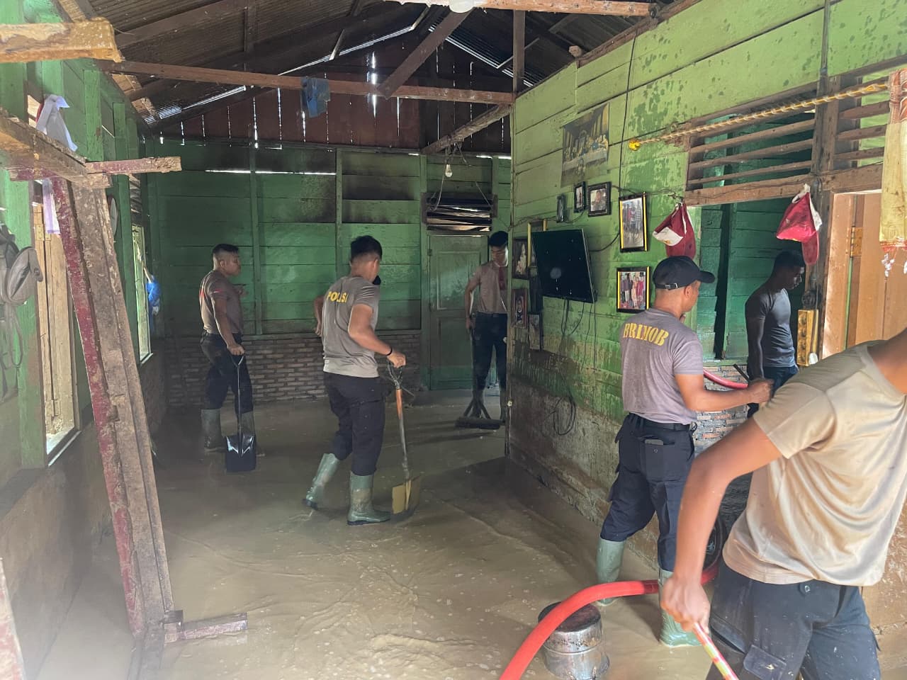Brimob Polda Sumut Gotong Royong Bersihkan Rumah Warga Terdampak Banjir dan Longsor di Tapanuli Tengah