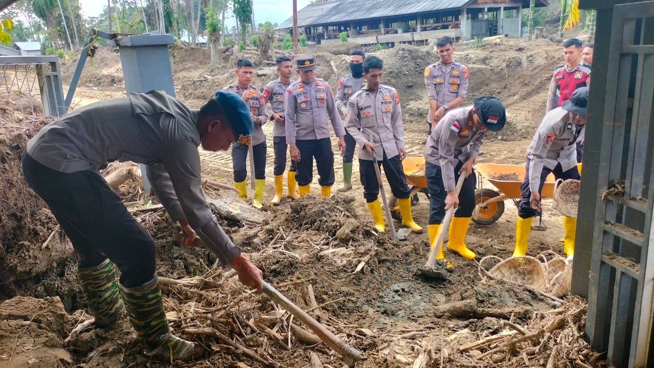 Polri dan Warga bergandengan Tangan, Polindes Meunasah Mancang Bangkit dari Lumpur Banjir