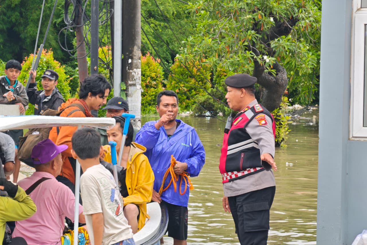 Banjir Rendam Perumahan Duta Bandara Permai, Polres Metro Tangerang Kota Dirikan Posko Pengungsian