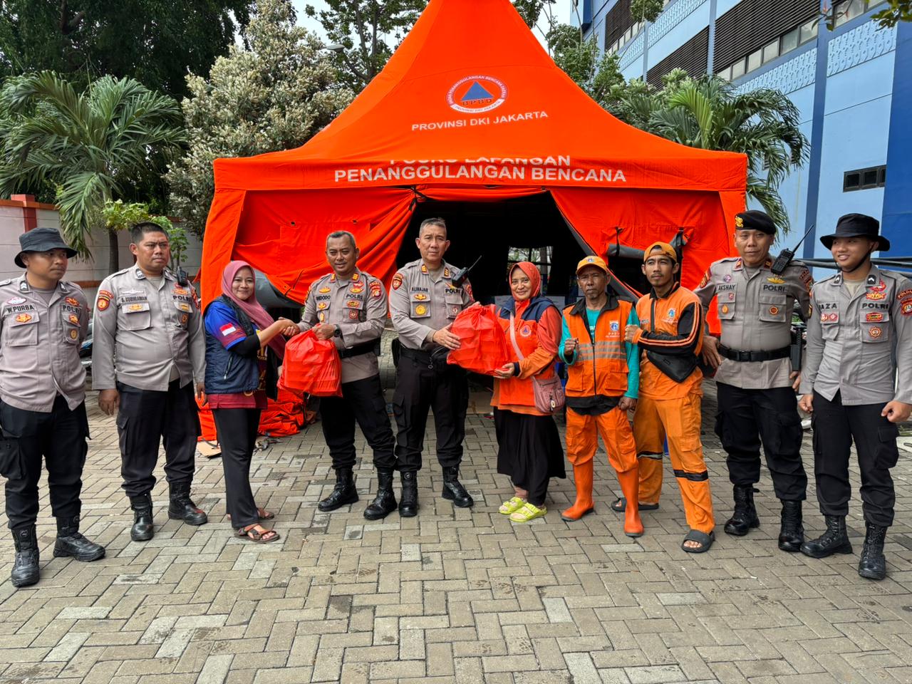 Dit Samapta Polda Metro Jaya Gelar Dapur Lapangan dan Salurkan Makanan Siap Saji bagi Korban Banjir di Jakarta Utara