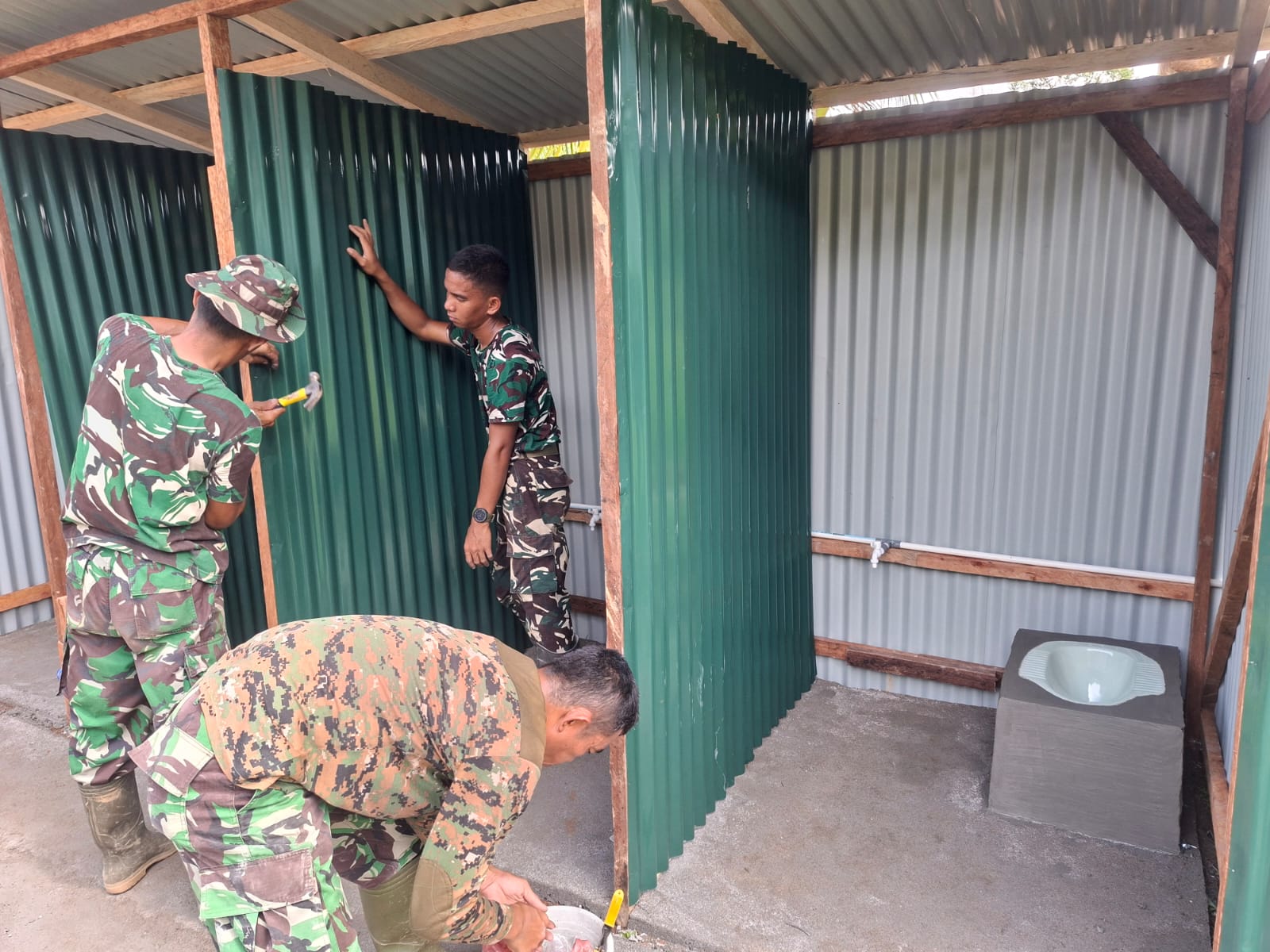 Dukung Tugas Kemanusiaan, TNI AD Bangun MCK untuk Satgas Gulbencal di Tapanuli Tengah