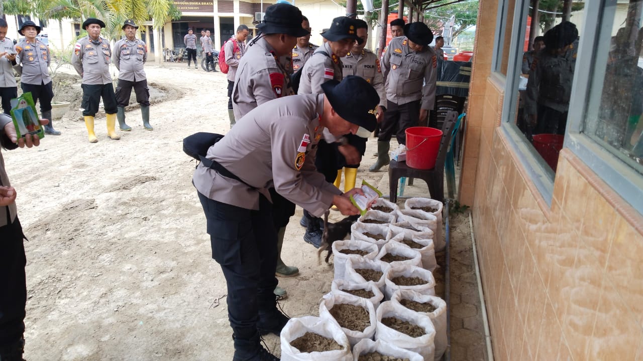 Manfaatkan Lumpur Banjir, Kapolda Aceh Serahkan Ribuan Karung Tanam Untuk Masyarakat Aceh Tamiang