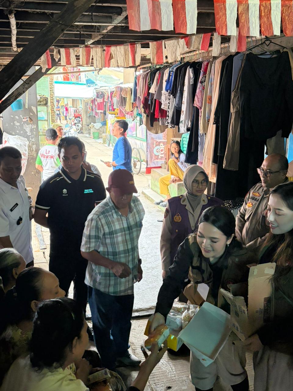 Tim Trauma Healing Polri Bersama Relawan UI Hadir Bersama Warga Pascabanjir di Cilincing