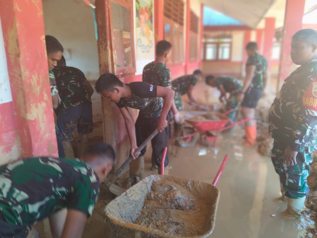 Dukung Kegiatan Belajar, Satgas Gulbencal Kodam I/BB Bersihkan SDN Hutanabolon 2