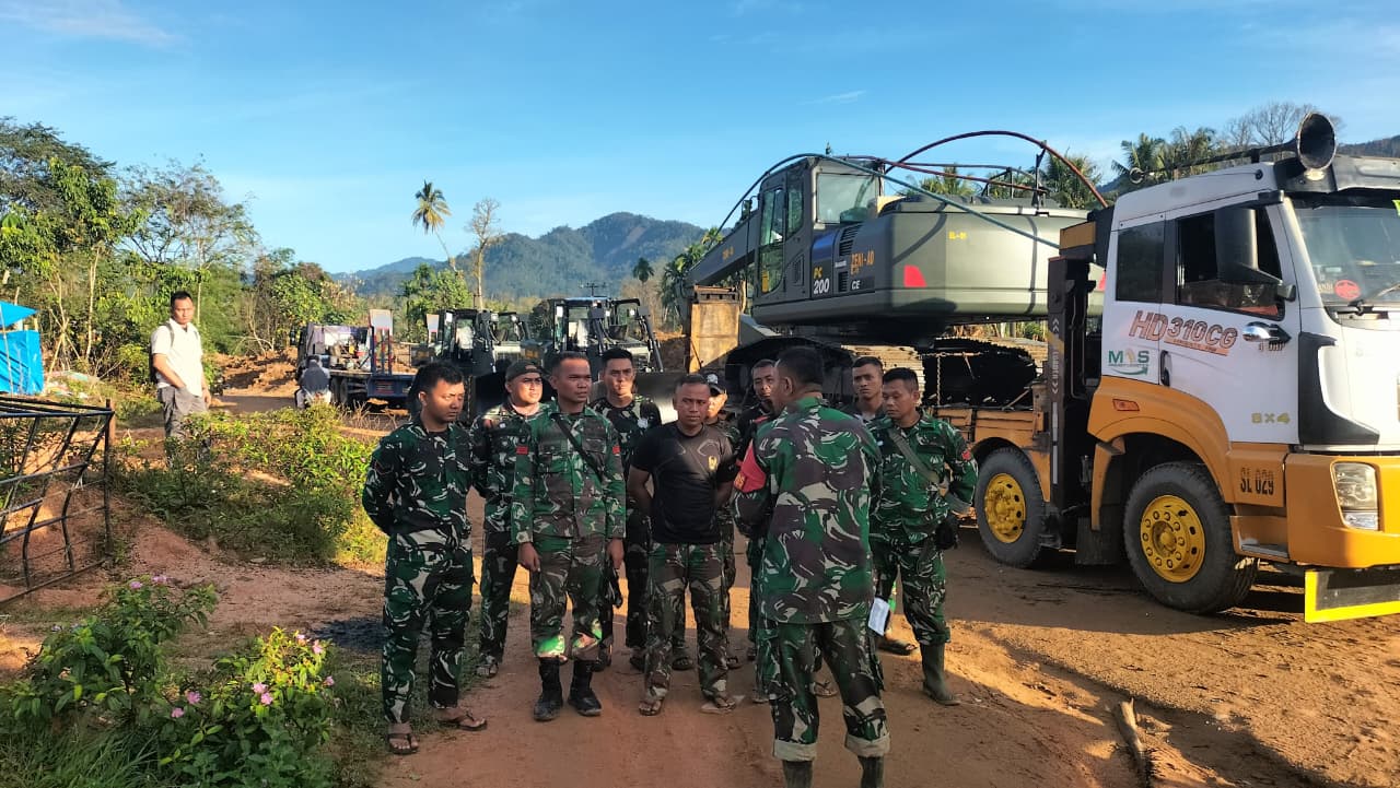 Satgas Gulbencal TNI AD Kerahkan Empat Alat Berat ke Lokasi Bencana Tukka