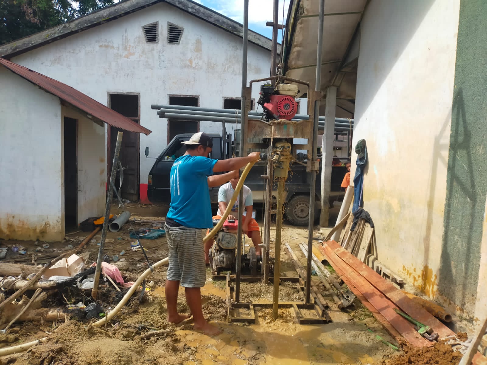 TNI AD Rampungkan Sumur Bor untuk Pengungsi Banjir Aek Ngadol