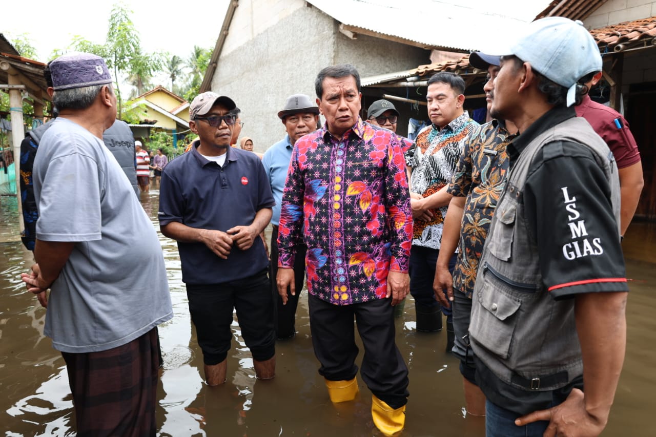 Bupati Tangerang Salurkan Bantuan bagi Korban Banjir di Pakuhaji