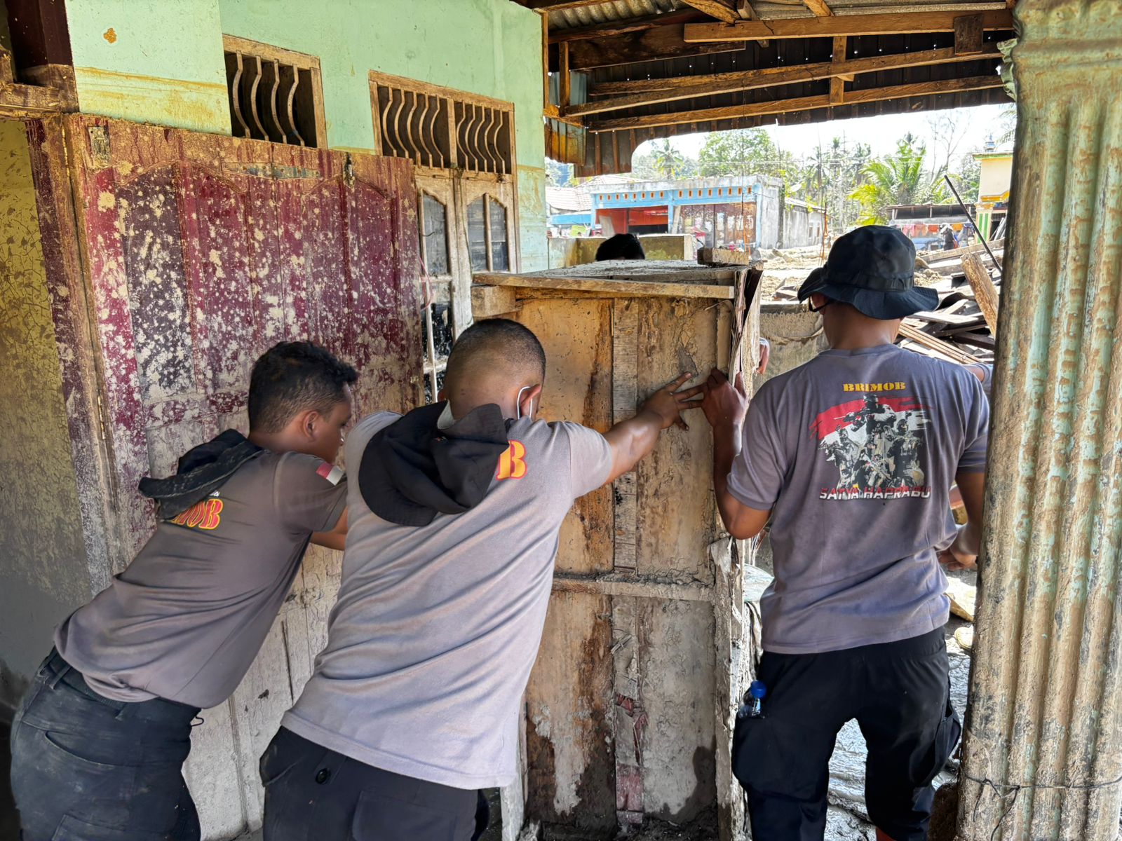 Brimob Hadir Dukung Pemulihan Rumah dan Aktivitas Ibadah Pascabencana Batang Toru