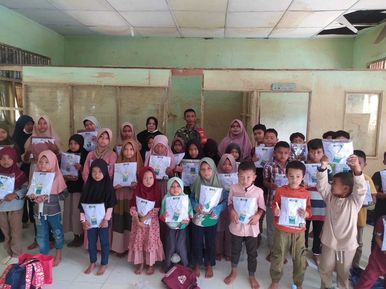 Seragam Sekolah Dari TNI AD Untuk Siswa SDN Rantau Panjang Aceh Tamiang