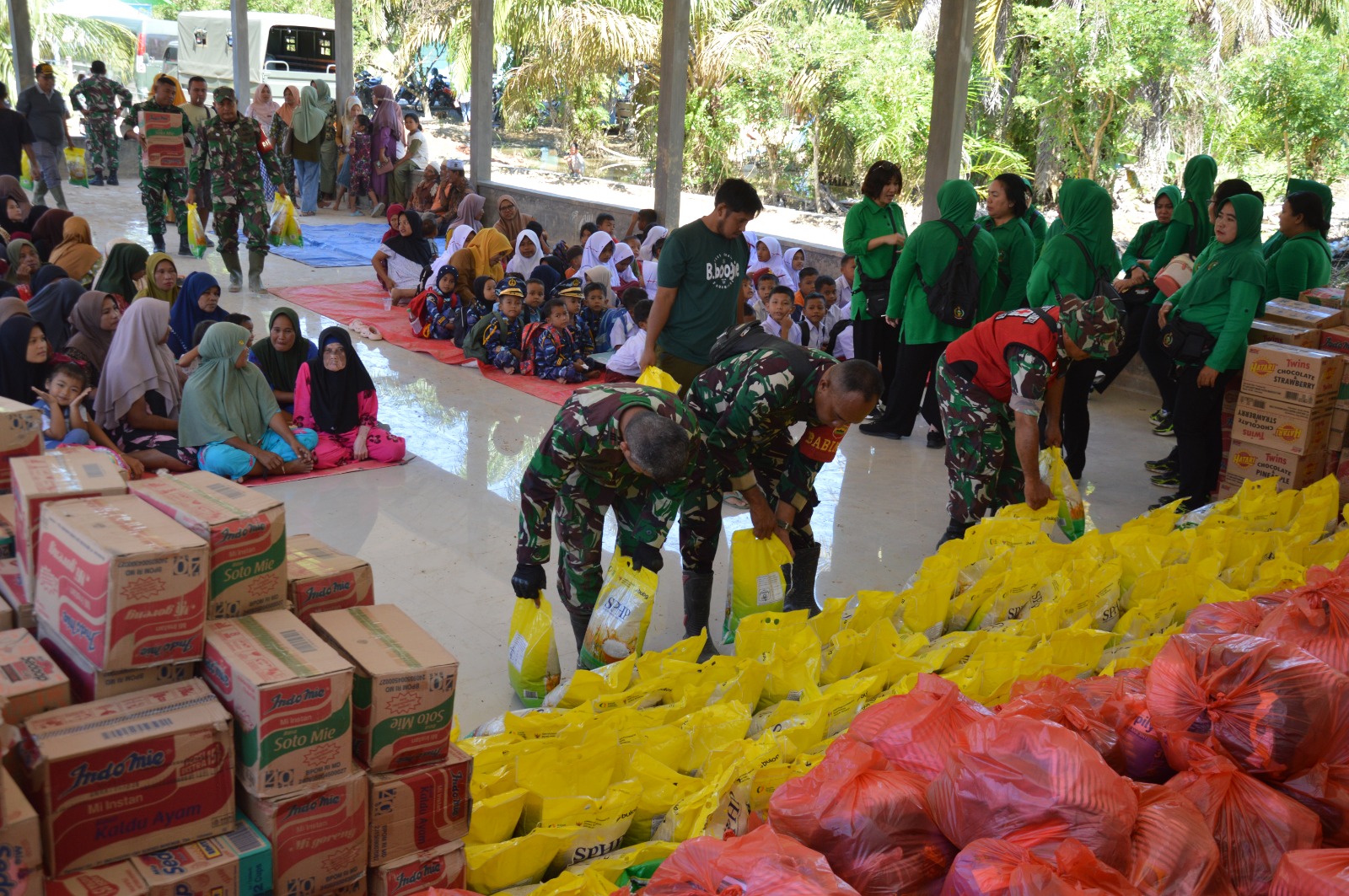 TNI AD Gelar Trauma Healing dan Salurkan Bansos untuk Warga Angkola