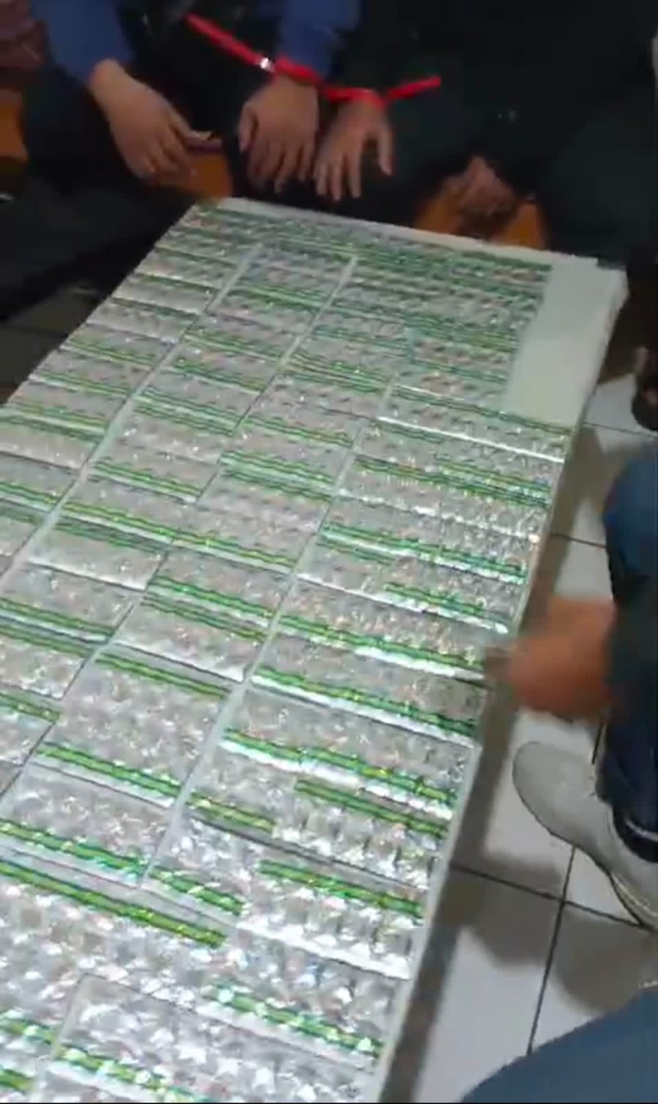 Edarkan Ribuan Obat Keras Tanpa Izin, Dua Pria Diciduk Polisi Di Warung Kopi