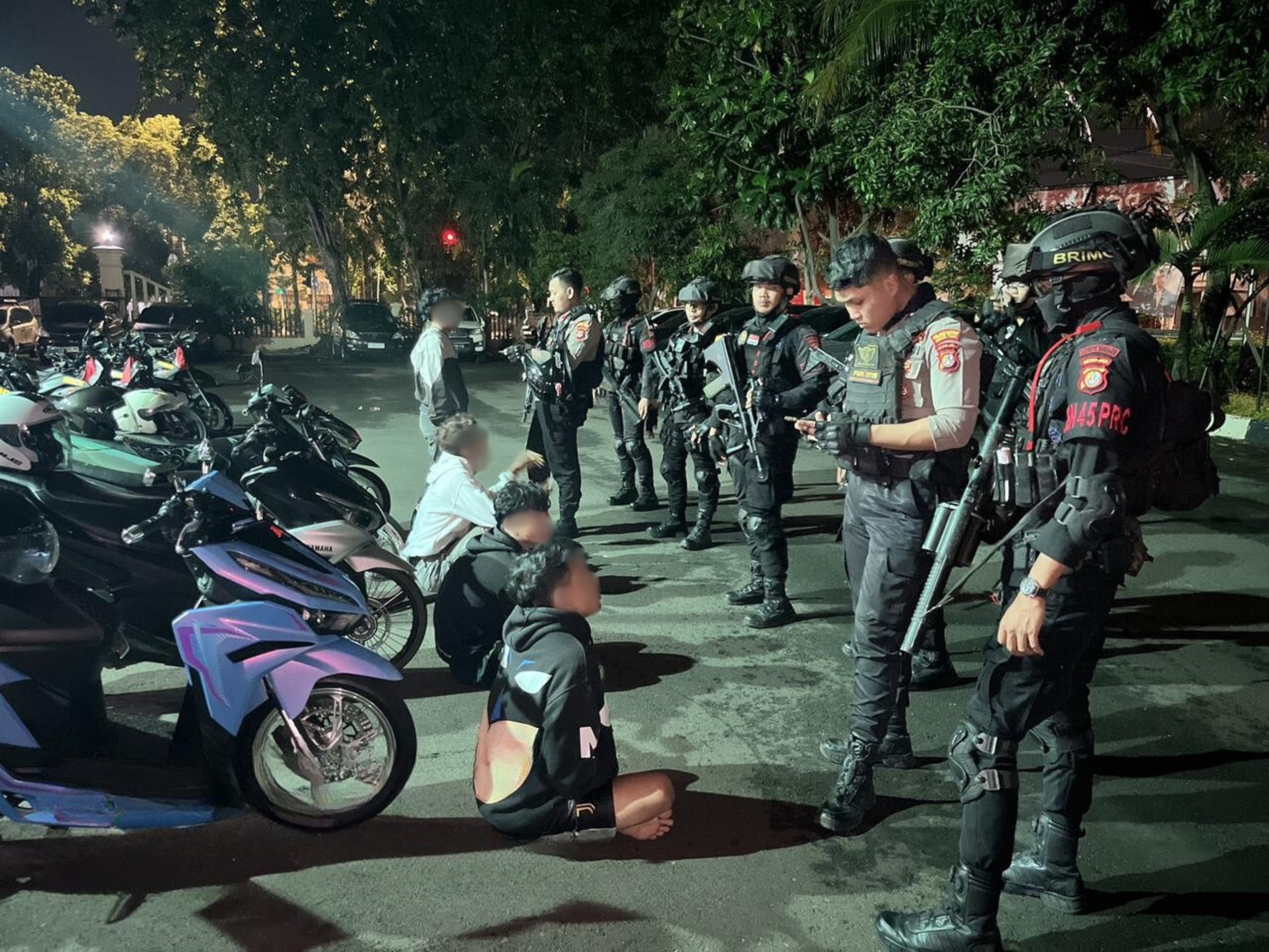 Patroli Gabungan Brimob–Polres Jaktim Gagalkan Tawuran dan Balap Liar Dini Hari; Celurit dan Panah Disita