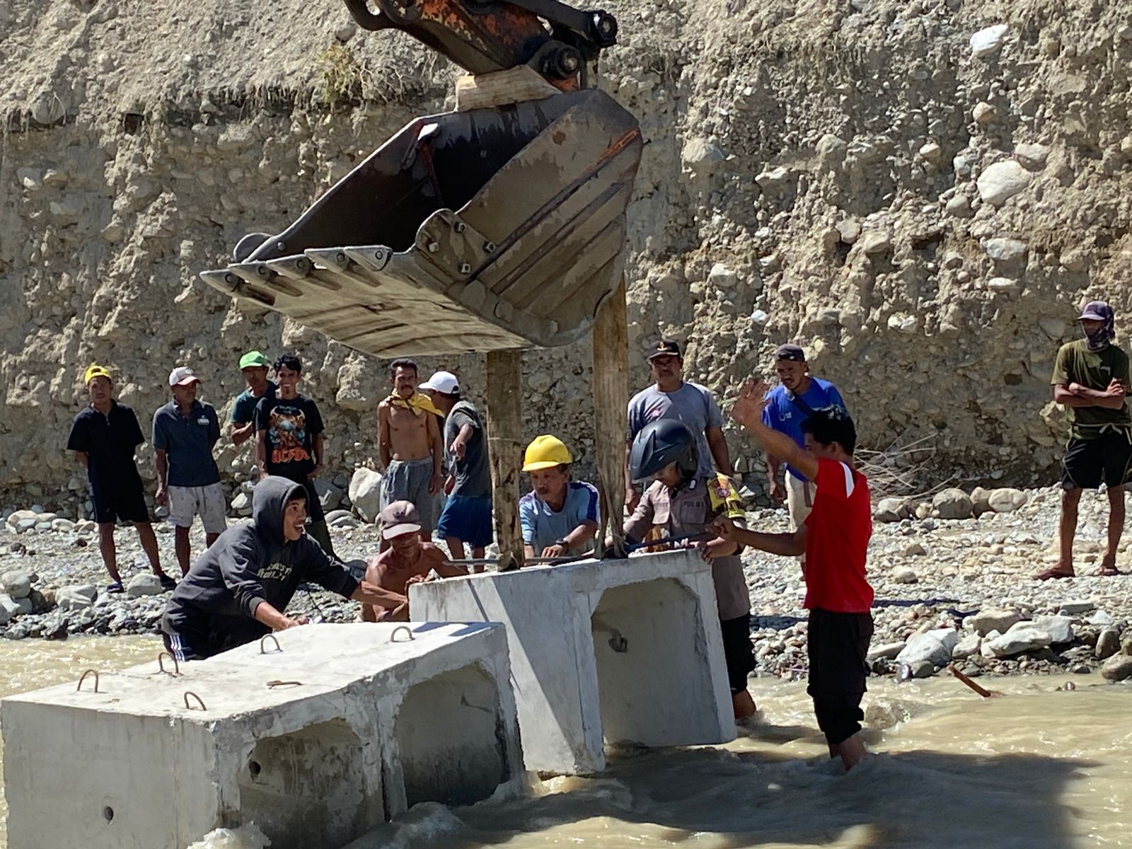Polri dan Tim Gabungan Bangun Jembatan, Dampingi Ribuan Warga Terdampak Pascabanjir Bandang di Donggala