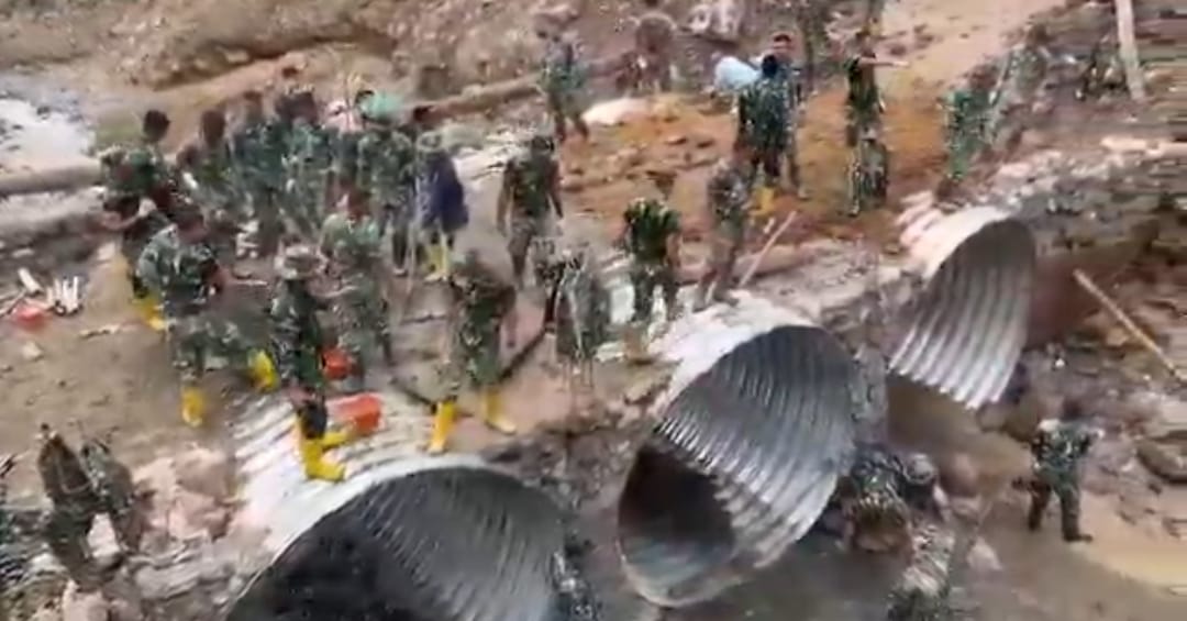 TNI AD Bangun Jembatan Armco di Malalak Utara, Pulihkan Akses Warga Pascabencana