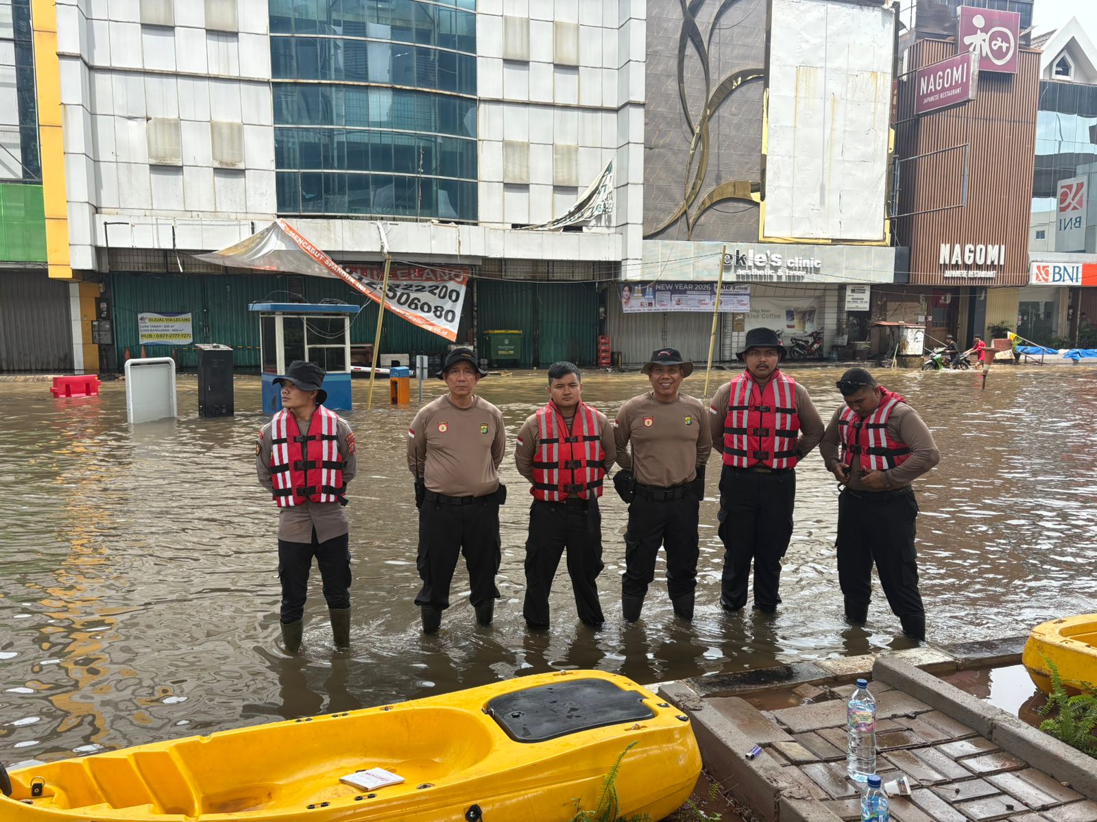 Direktorat Samapta Polda Metro Jaya melalui Subdit Gasum Sie Pammat melaksanakan Patroli Siaga Antisipasi Bencana Banjir dan Pohon Tumbang
