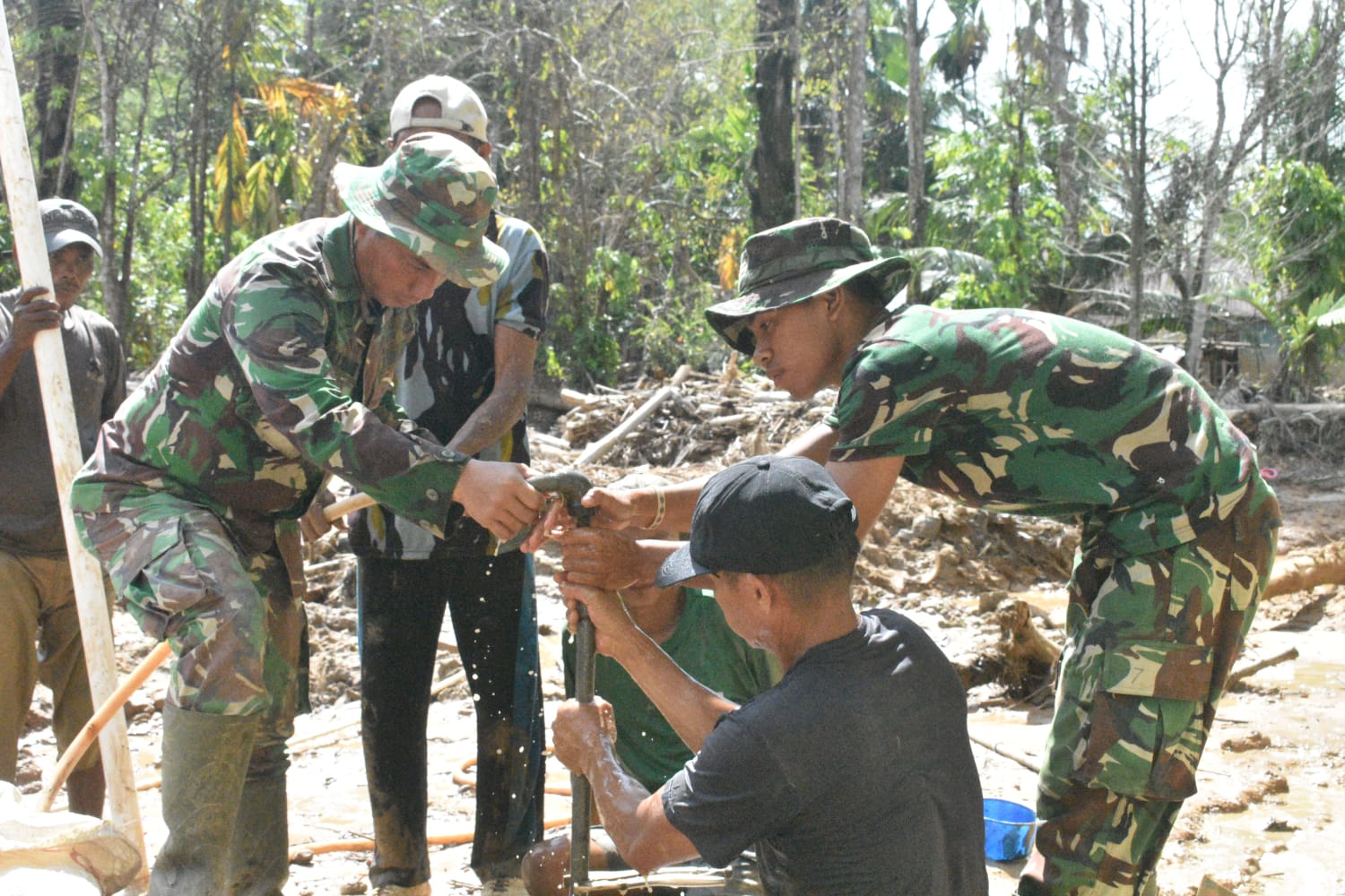 Satgas Gulbencal Kodim 0211/TT Bangun Sumur Bor di SD Negeri 158506 Tukka