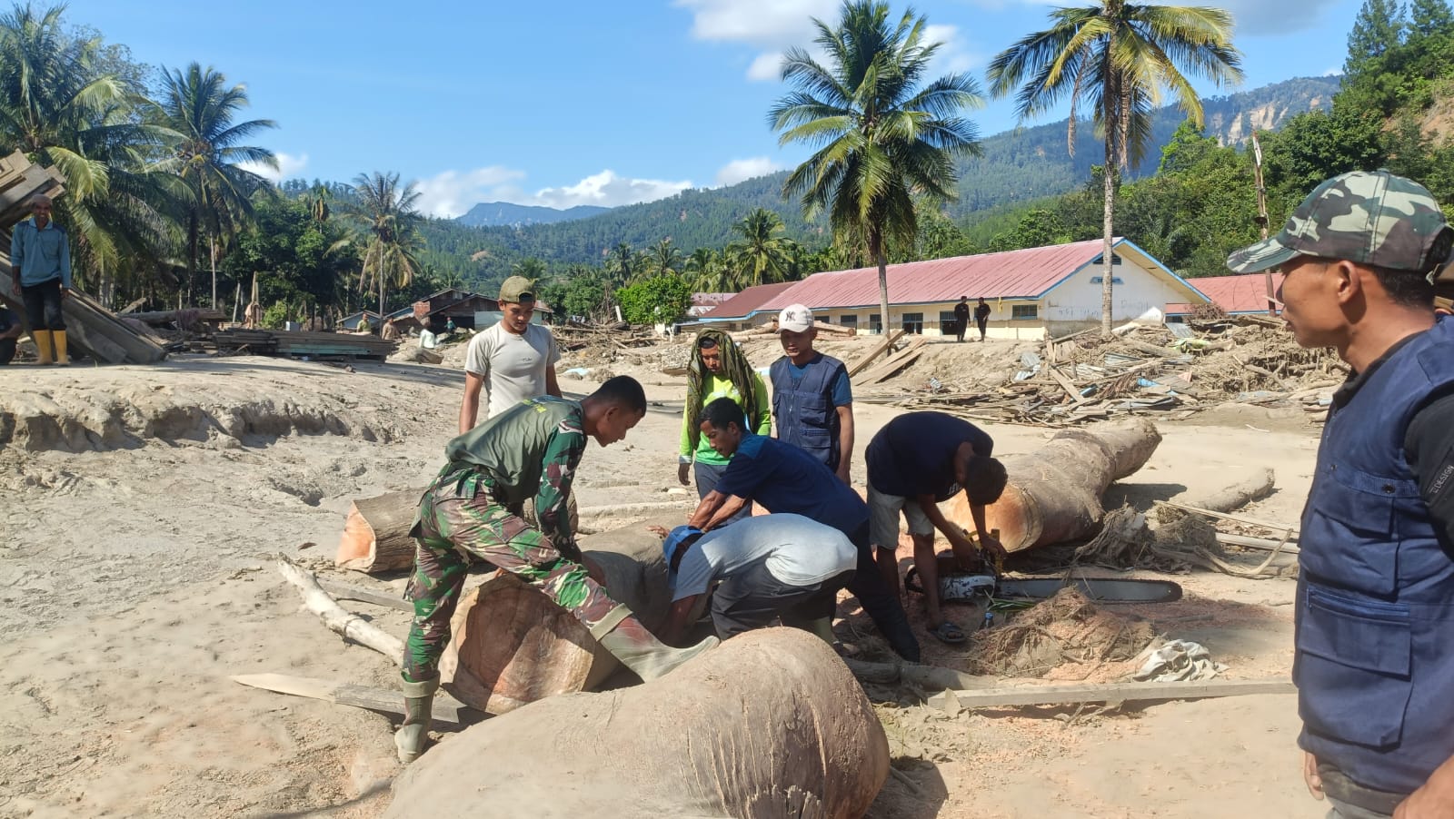 Pulihkan Akses Warga di Aceh Tengah, TNI AD Bangun Jembatan Apung