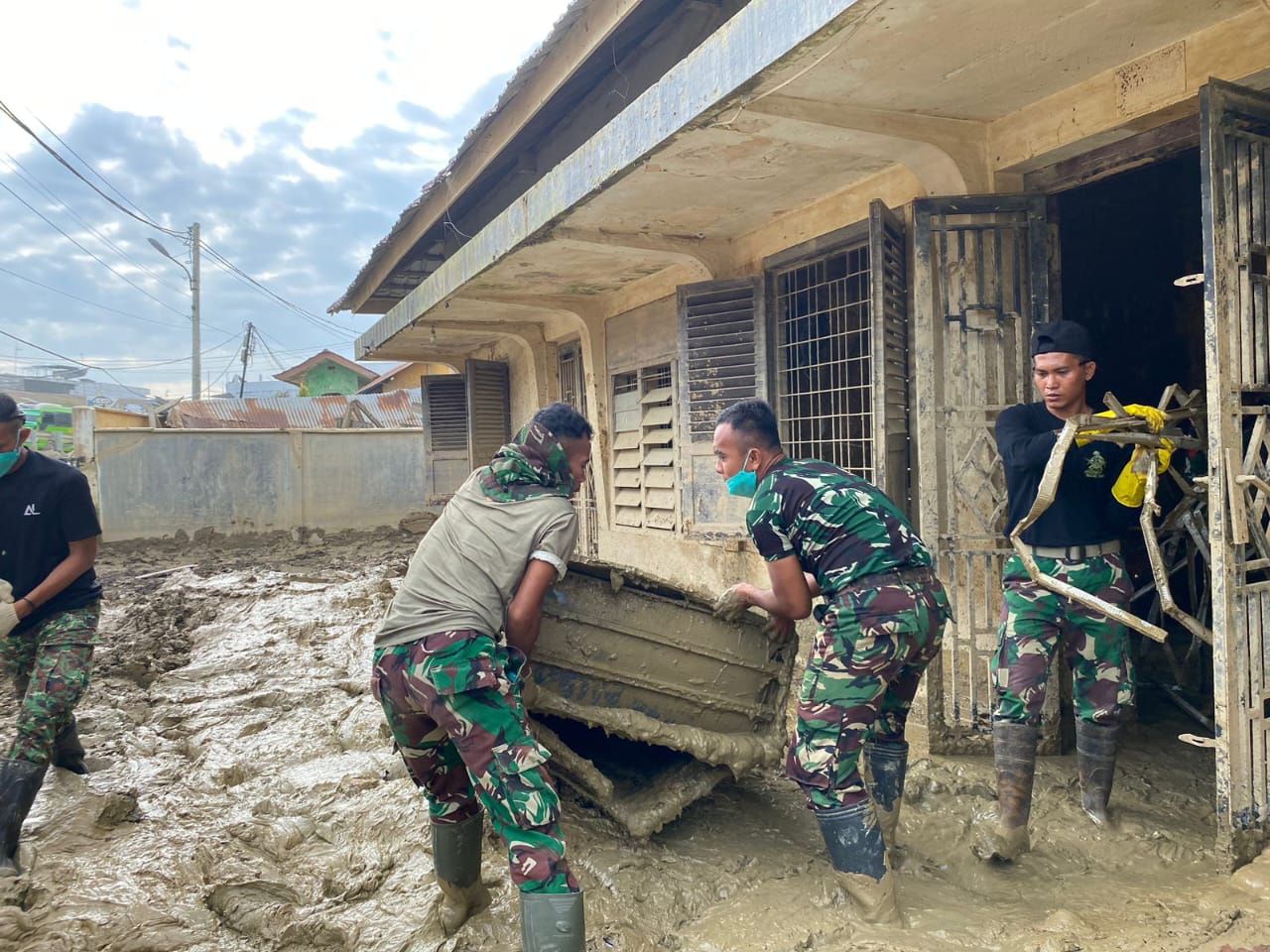 Prajurit Yonif 115/Macan Leuser Bersihkan Lumpur Banjir di Kantor MPD Aceh Tamiang