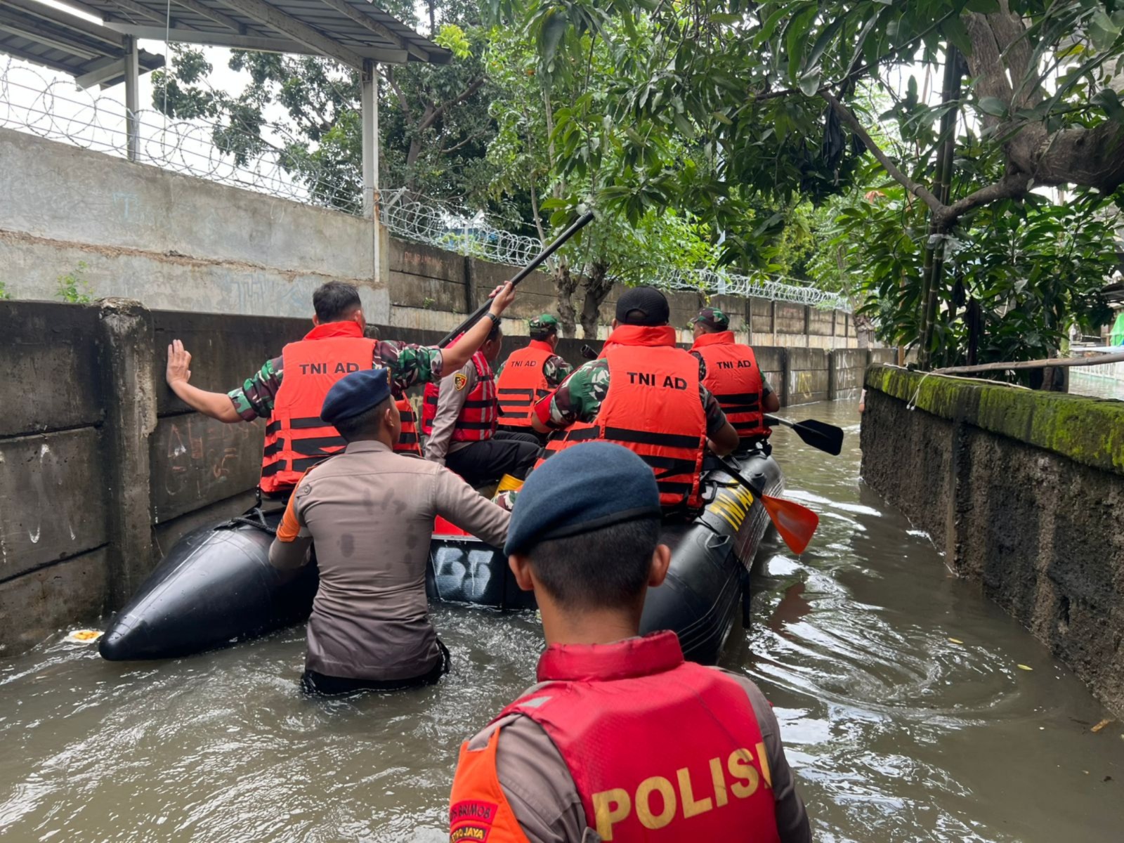 Brimob Polda Metro Jaya Evakuasi Warga Terdampak Banjir di Rawa Teratai, Jakarta Timur