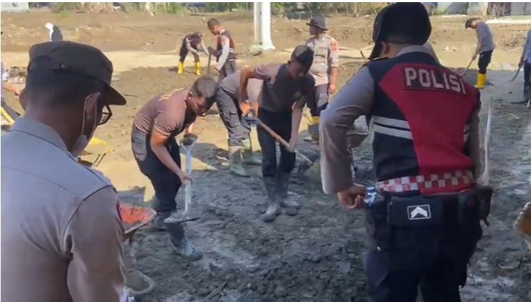 Dukungan Pendidikan Pulih Cepat Pascabanjir, Polres Pidie Jaya Bersihkan Sekolah MIN 1