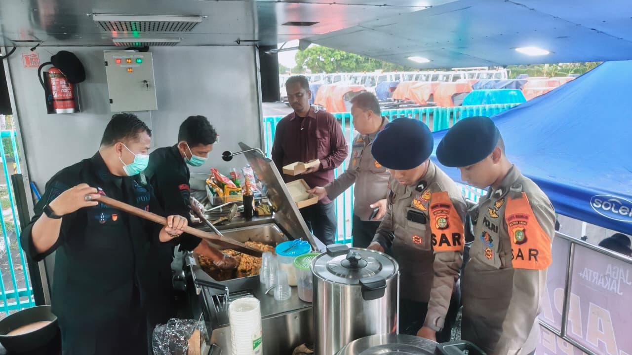 Polri Bergerak Tangani Banjir Cakung, Kerahkan 132 Personel, Perahu Taktis, Kendaraan 4×4, dan Dapur Lapangan Brimob