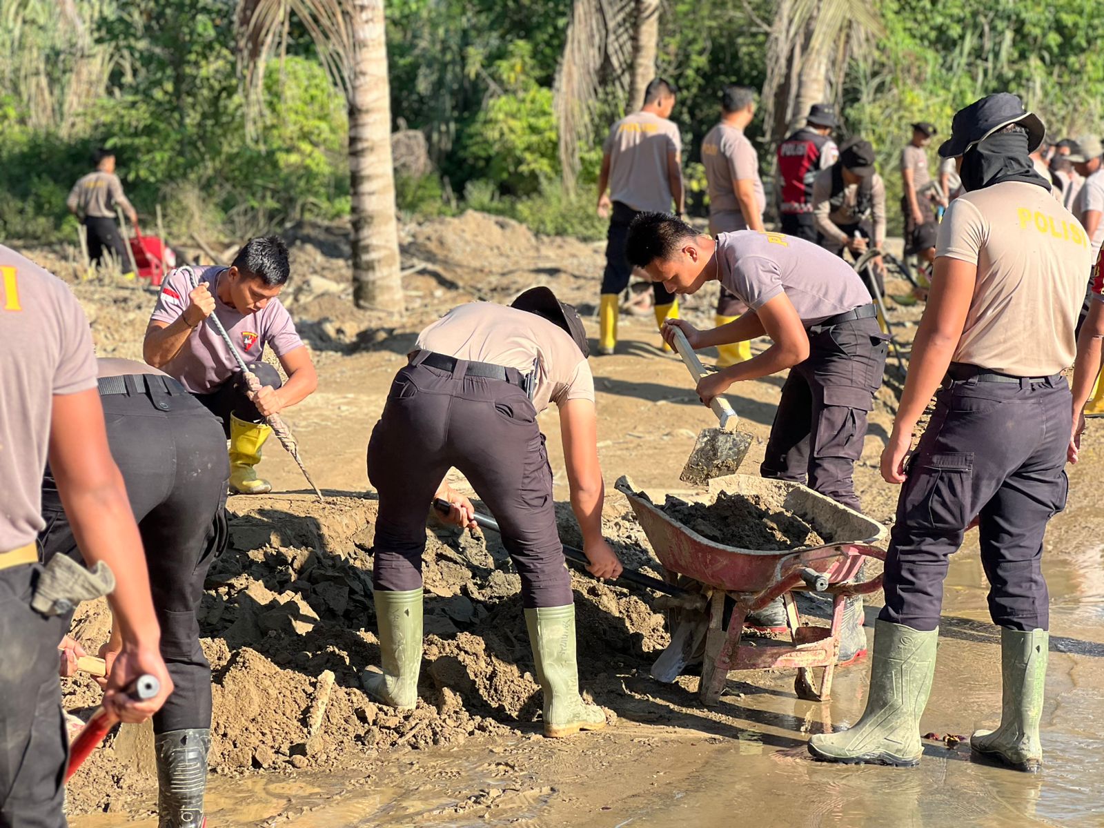 Polri Bersihkan Area Terdampak Banjir Bandang di Kampung Tengah Kecamatan Palembayan Agam Sumbar