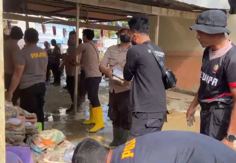 Pulihkan Sekolah Pascabanjir Bandang, Polres Bireuen Gotong Royong Bersihkan SD Negeri 11 Kutablang