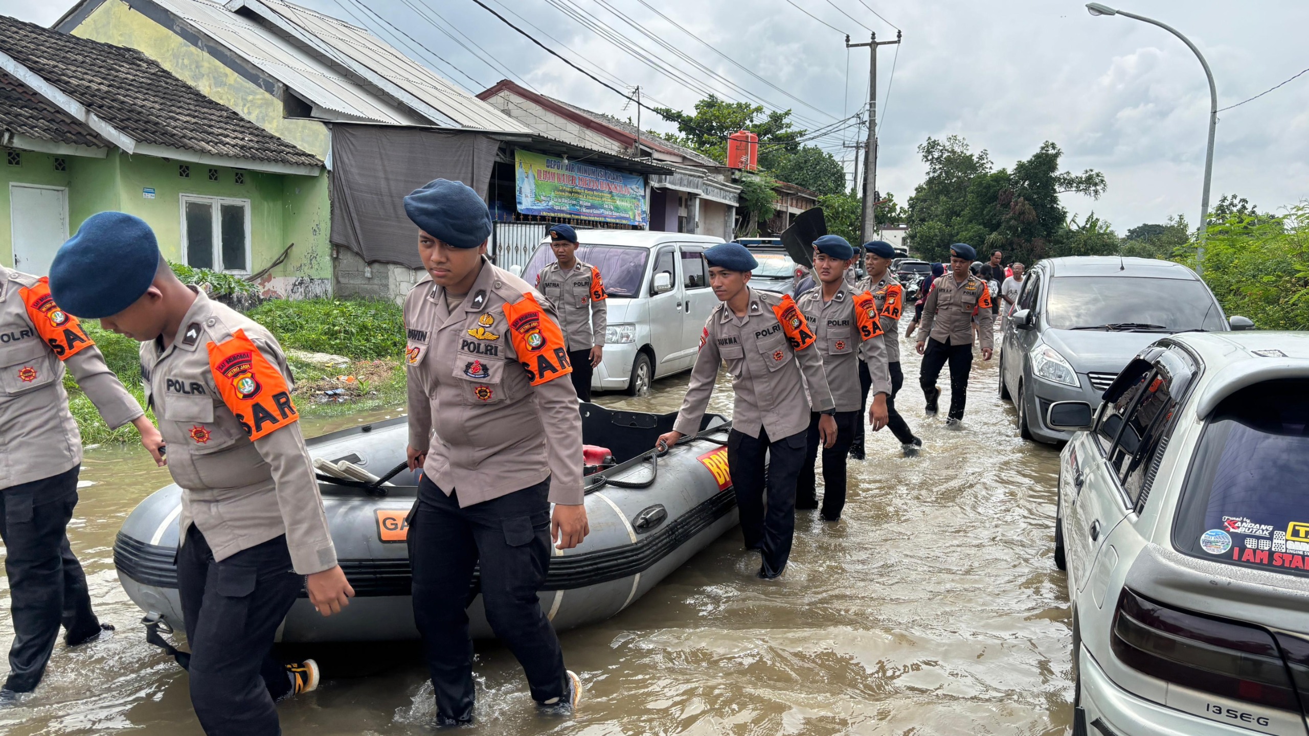 Brimob Polda Metro Jaya Terus Laksanakan Evakuasi Warga Terdampak Banjir di Perumahan The Nebraska Terrace
