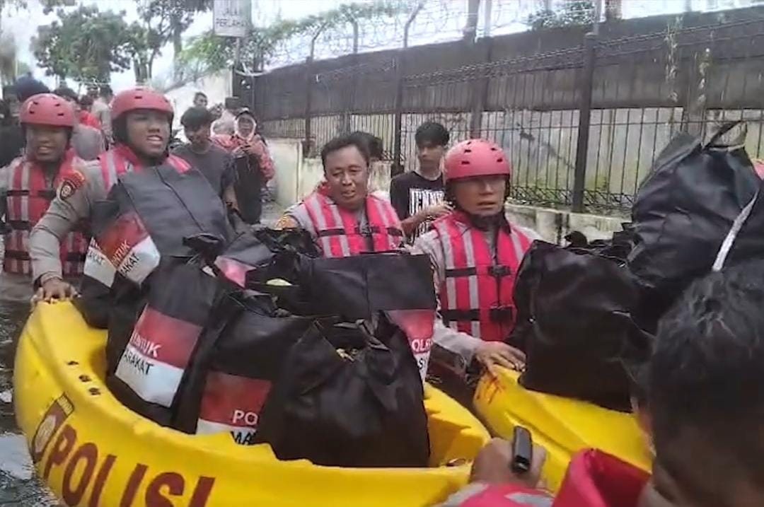 Polri Bergerak Tangani Banjir Cakung, Kerahkan 132 Personel, Perahu Taktis, Kendaraan 4×4, dan Dapur Lapangan Brimob