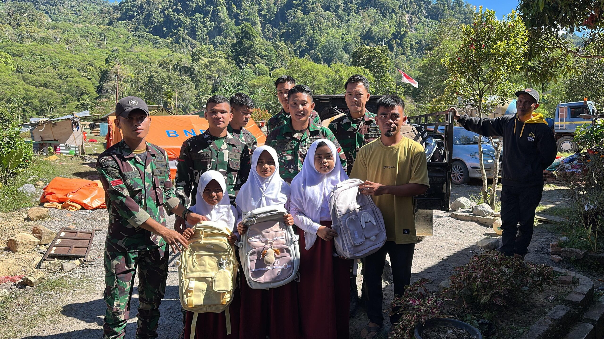 Gelorakan Lagi Semangat Belajar Anak-Anak Rusip Antara, TNI AD Bagikan Tas Sekolah