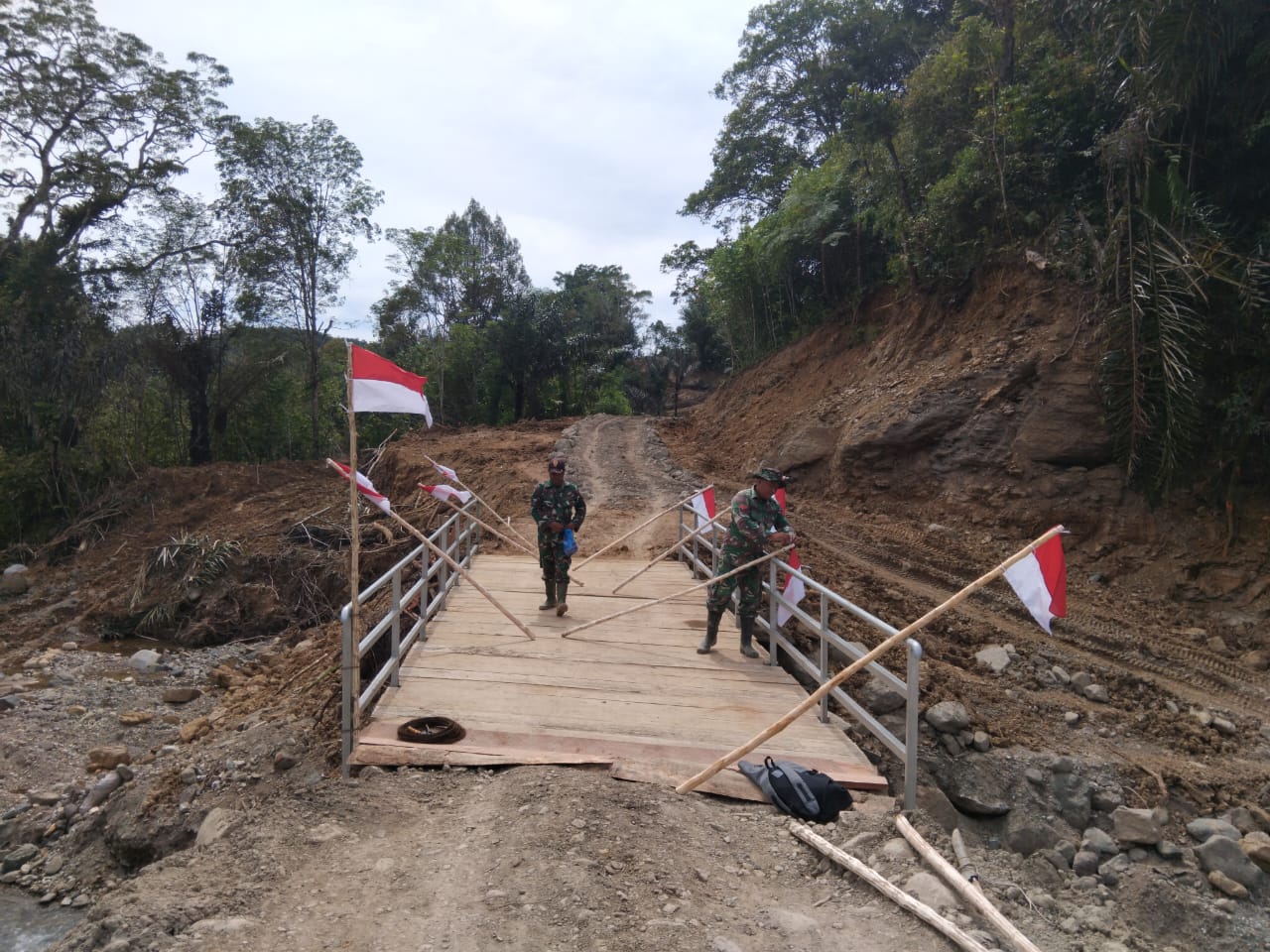 TNI AD Rampungkan Jembatan Darurat di Desa Batu Nagodang Siatas