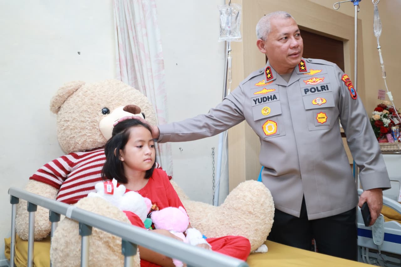 Bertemu Saat Banjir Rob Sei Tabuk, Kapolda Kalsel Berikan Bantuan Biaya Pengobatan Anak Yatim Piatu Korban Laka Lantas