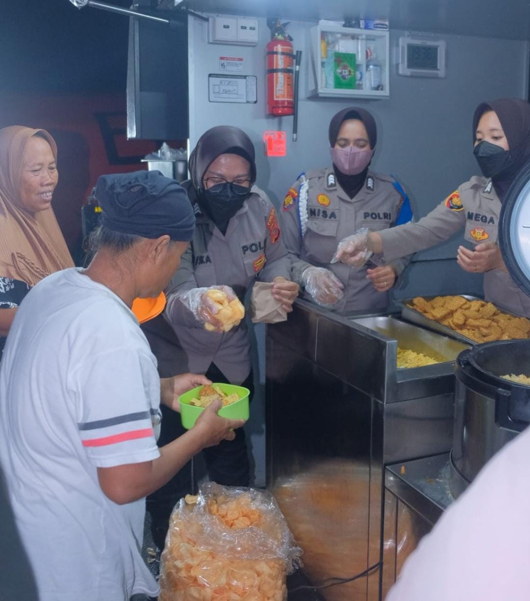 Polri hadir di tengah masyarakat saat musibah Banjir Karawang melanda