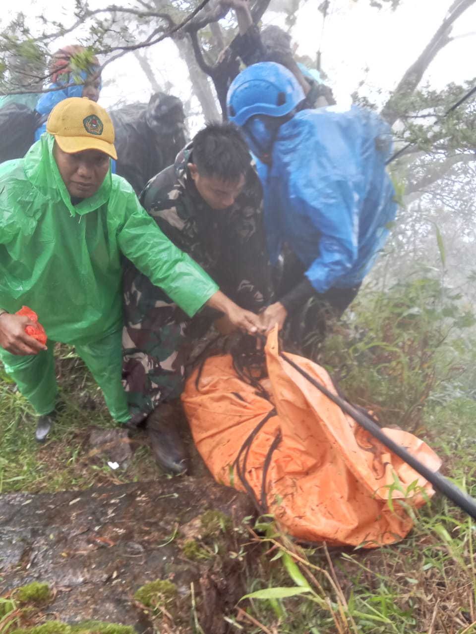 Operasi Kemanusiaan di Bulusaraung, TNI AD Evakuasi Korban Pesawat ATR 42-500