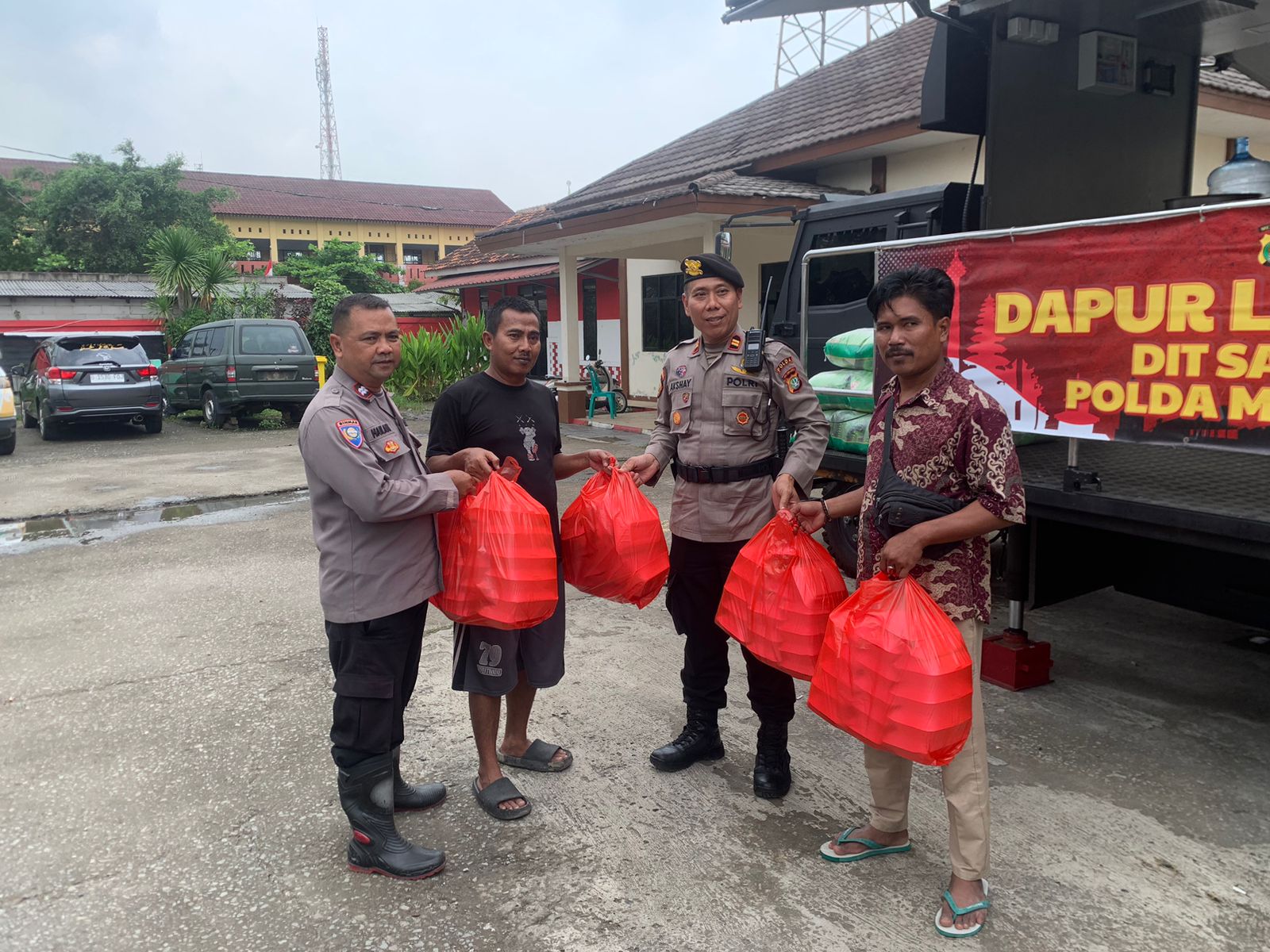 Direktorat Samapta Polda Metro Jaya Gelar Randurlap Siaga Bencana Salurkan Makanan untuk Warga Terdampak Banjir di kabupaten Bekasi