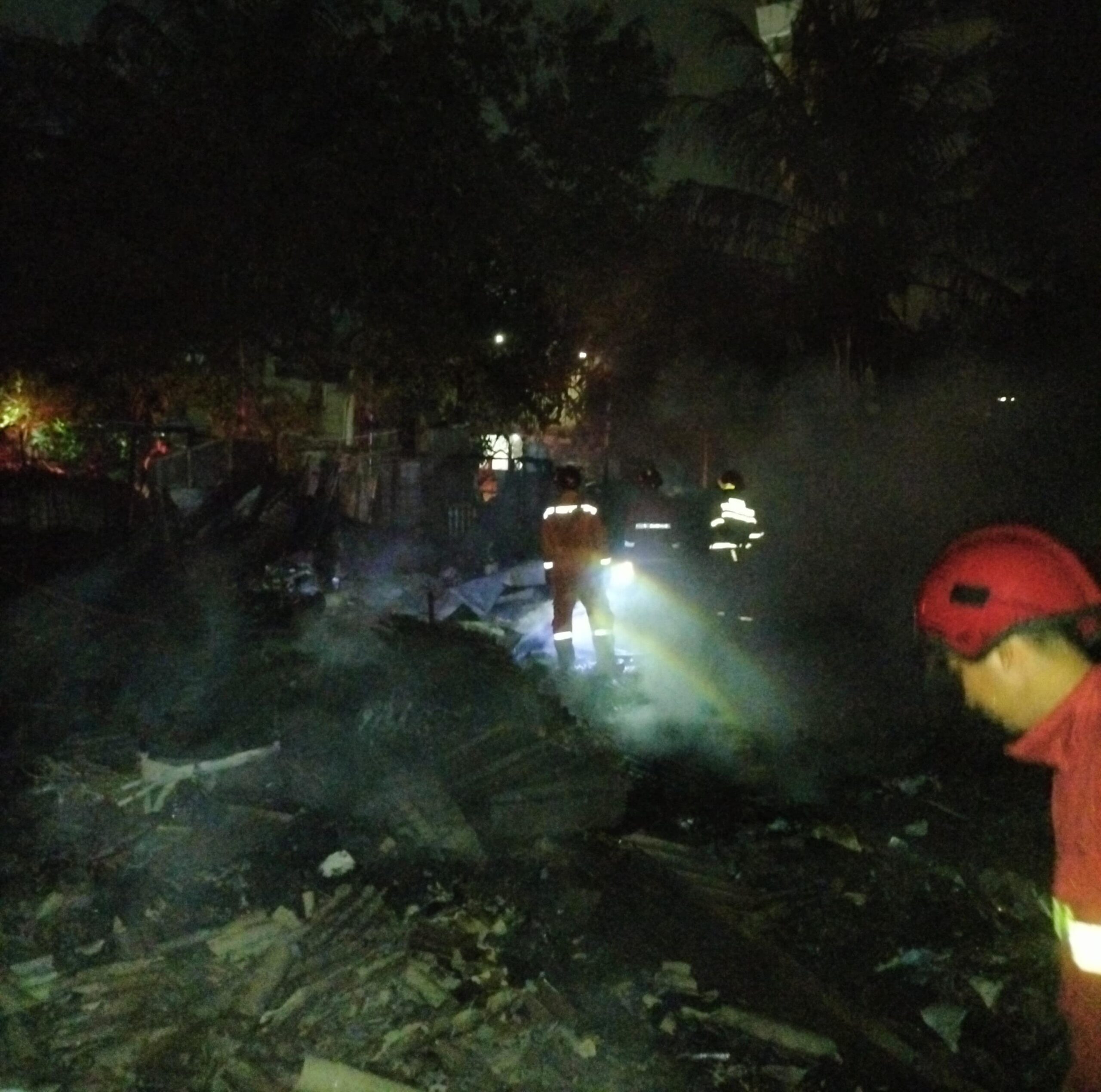 Kebakaran Kontrakan di Tanah Tinggi Hanguskan Puluhan Pintu, Damkar Kerahkan 14 Unit