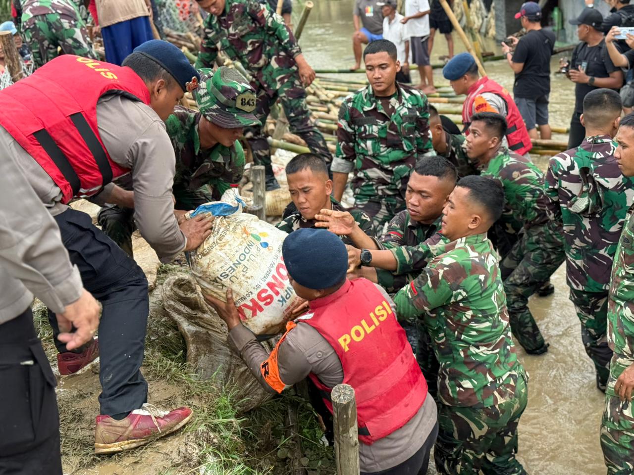 Brimob Polda Metro Jaya Dan TNI Tangani Tanggul Jebol di Muara Gembong