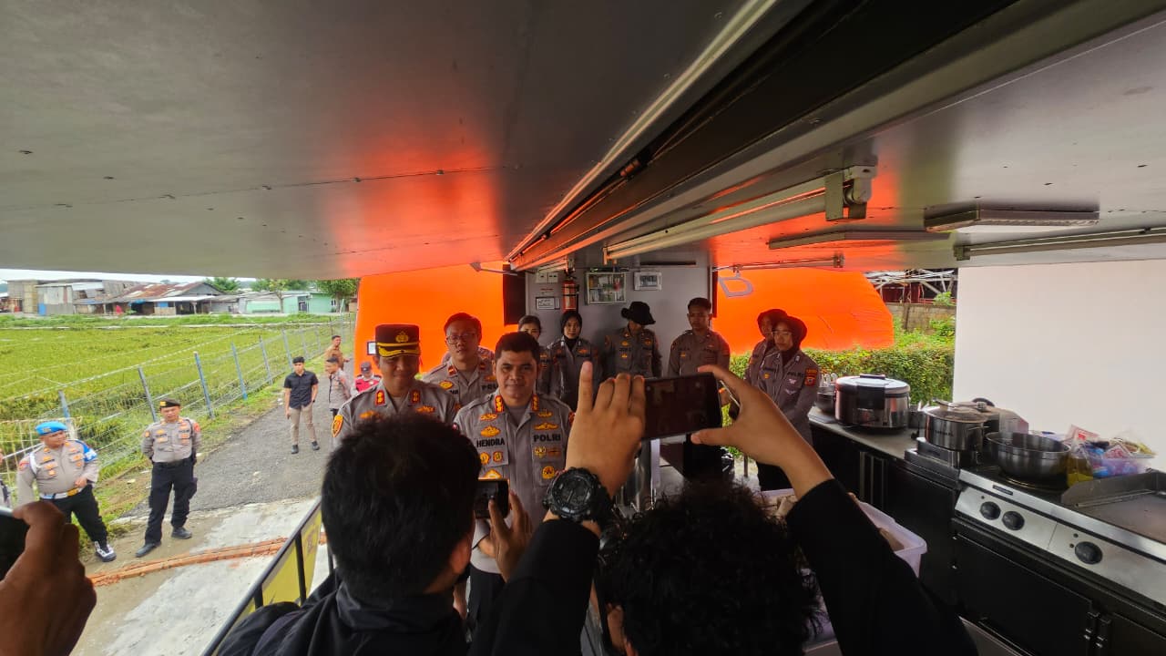 Polda Jabar Pastikan Makanan Aman Dikonsumsi bagi Warga Terdampak Banjir di Karawang