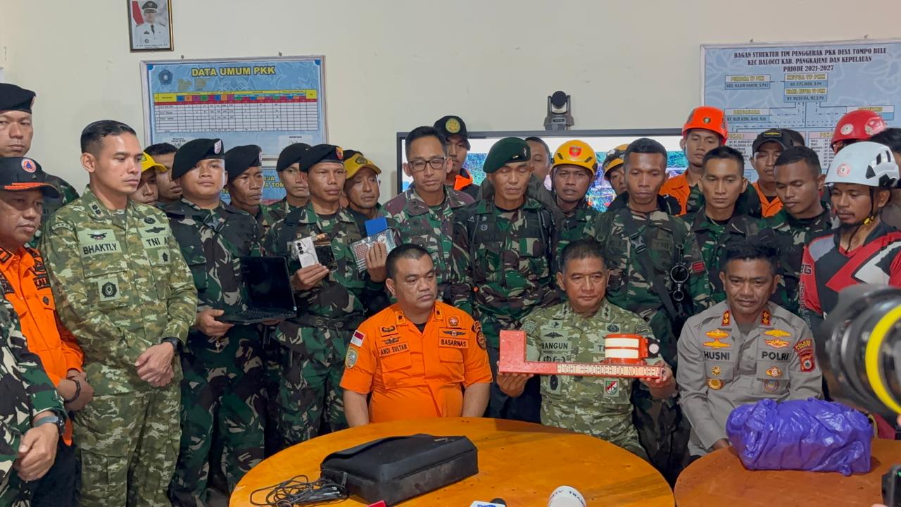 Lima Hari Berjibaku Dengan Kerasnya Alam Bulusaraung, TNI AD Temukan Black Box ATR 42-500