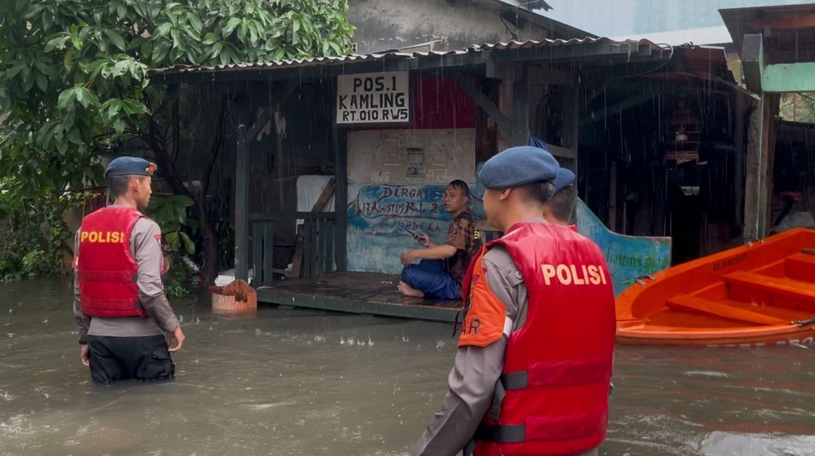 Banjir di Sejumlah Ruas Jalan, Brimob–Lantas–Polair PMJ Dikerahkan