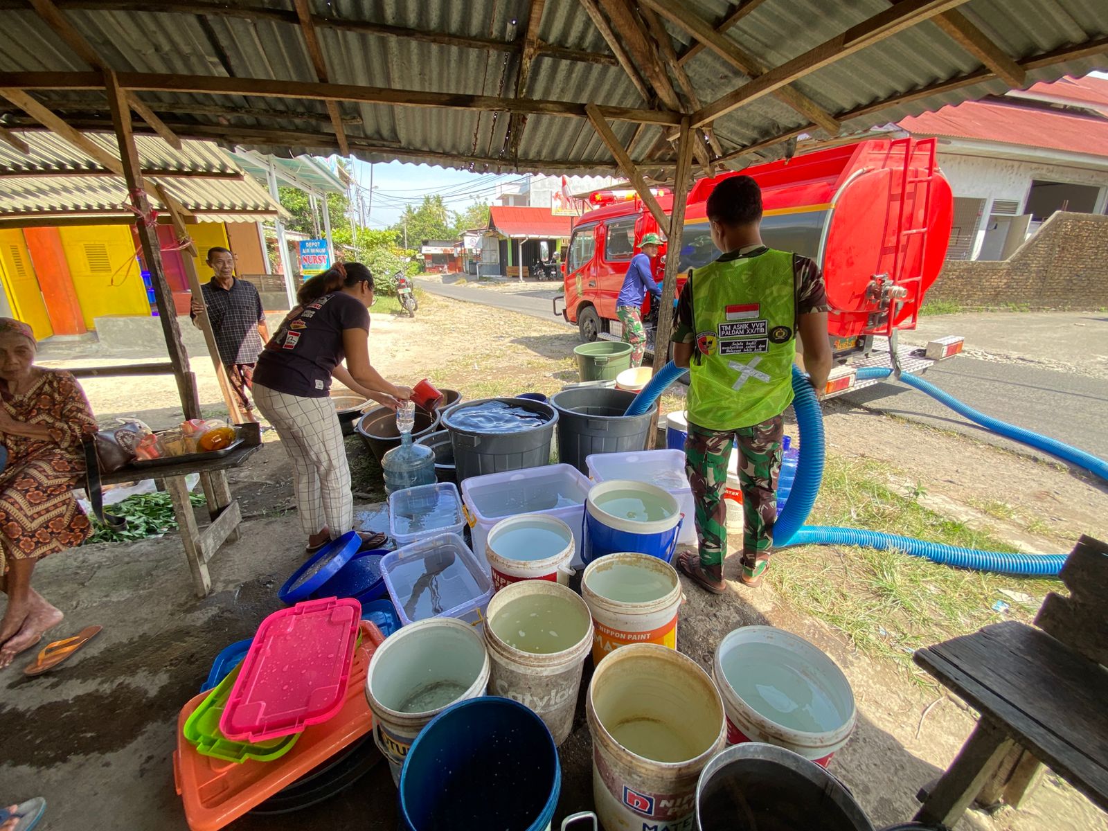 Kesulitan Air Bersih Pascabencana, TNI AD Suplai 12.000 Liter Air untuk Warga Padang