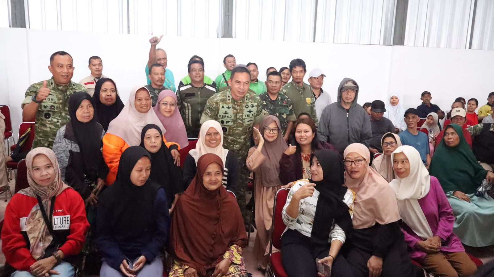 Danrem 052/Wkr dampingi Pangdam Jaya Tinjau KDKMP Pondok Aren, Serahkan Kunci Program RLTH dan Bantuan Sosial