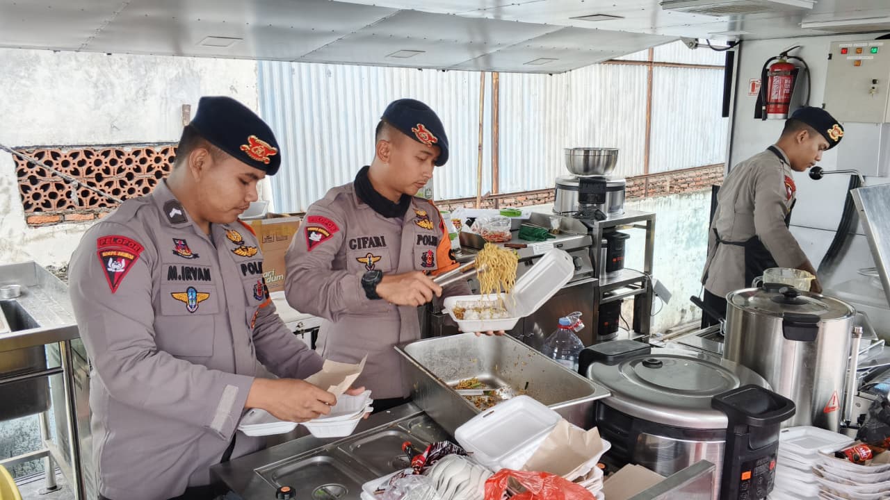 Brimob Polda Metro Jaya Hadirkan Dapur Lapangan untuk Warga Banjir Cikarang Utara