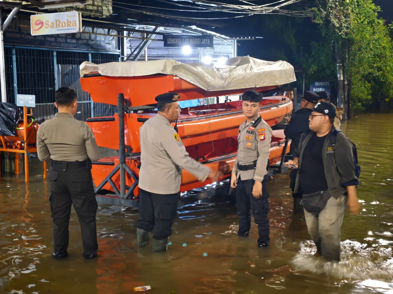 Anggota Polres Metro Tangerang Kota Turun Lapangan Bantu Warga Terdampak Banjir
