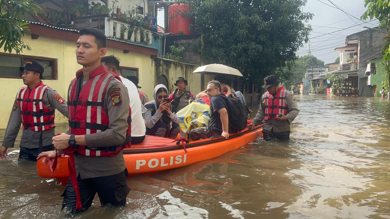 Direktorat Samapta Polda Metro Jaya Laksanakan Patroli Siaga Banjir di Komplek Polri Pondok Karya