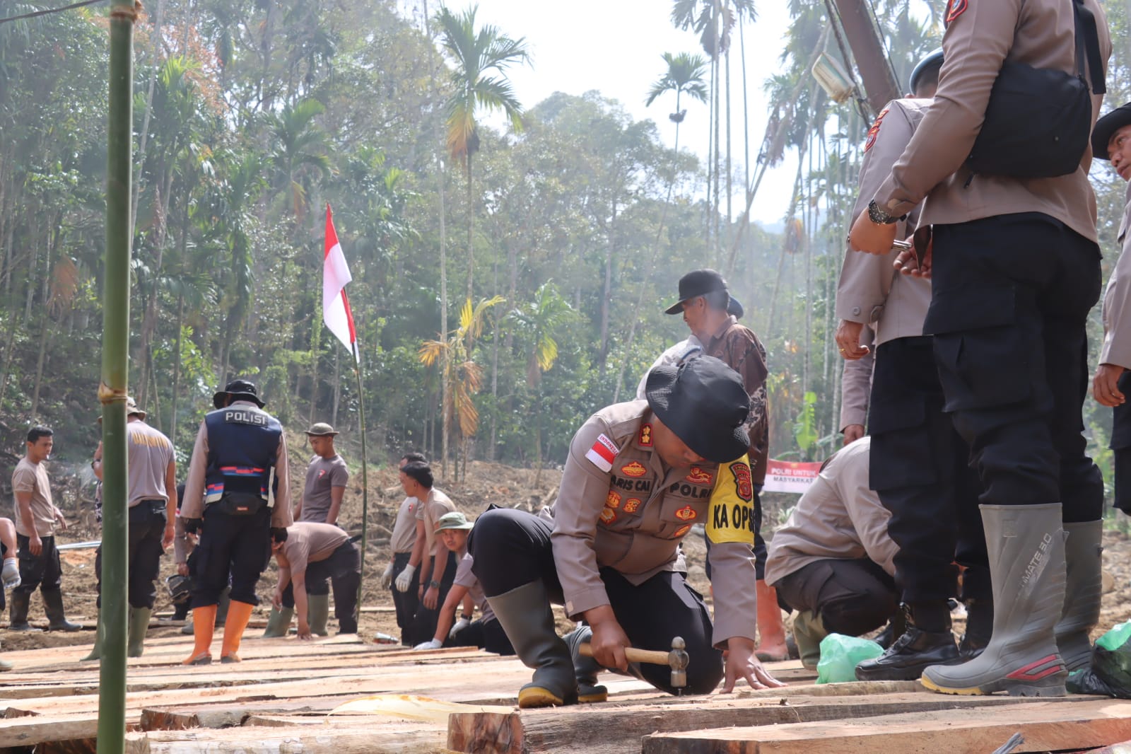 Polres Bener Meriah dan Brimob Polda Aceh Bangun Jembatan Darurat di Kampung Setie Kecamatan Timang Gajah