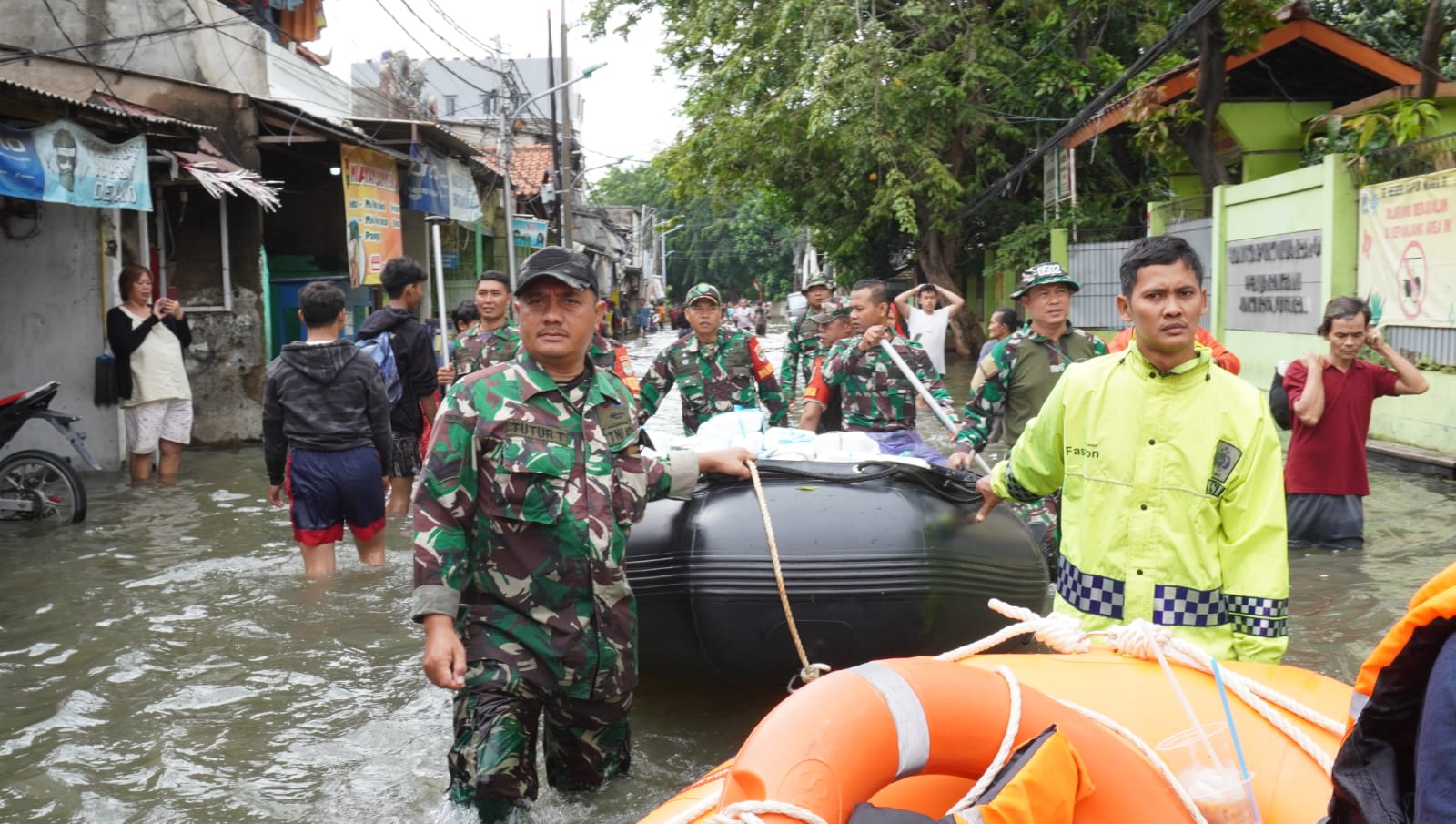 Kodam Jaya Respons Cepat Bantu Warga Terdampak Banjir di Kapuk Muara