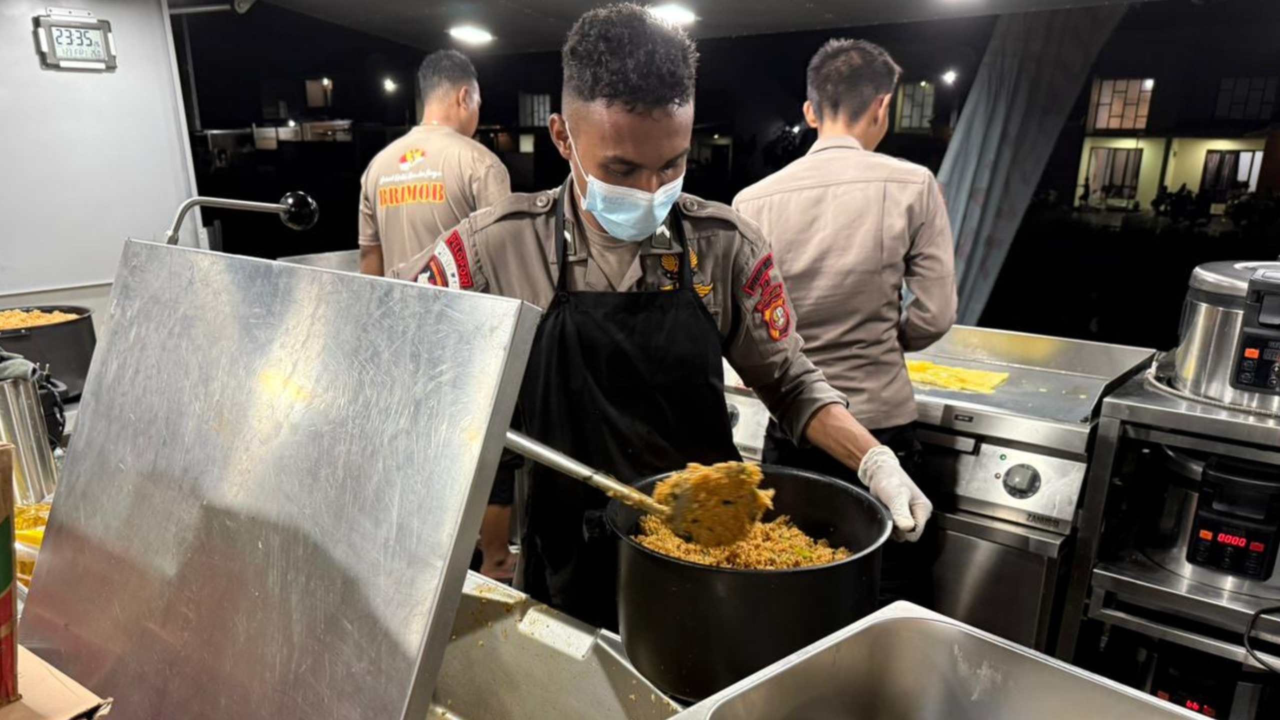 Banjir Rendam Sukamekar Bekasi, Brimob PMJ Dirikan Dapur Lapangan untuk Warga